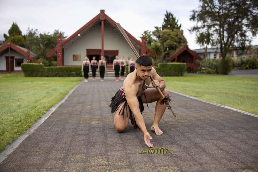Te Puia: Te Rā Guided Day Tour + Haka Cultural Performance - Māori carving, weaving and the Arts and Crafts Institute
