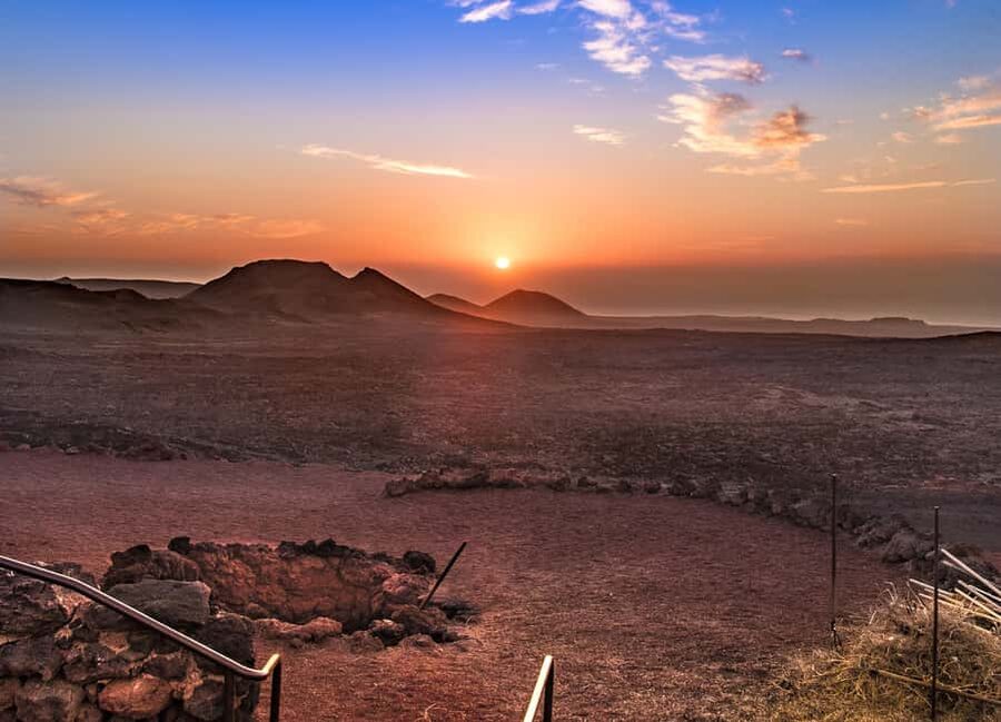 Timanfaya National Park: Evening Tour with Volcano Dinner - Which guide and language should you expect?