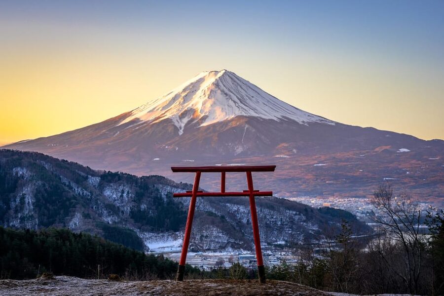Tokyo: Mount Fuji and Hakone Full Day Tour with Ramen Making - Walking through Oshino Hakkai