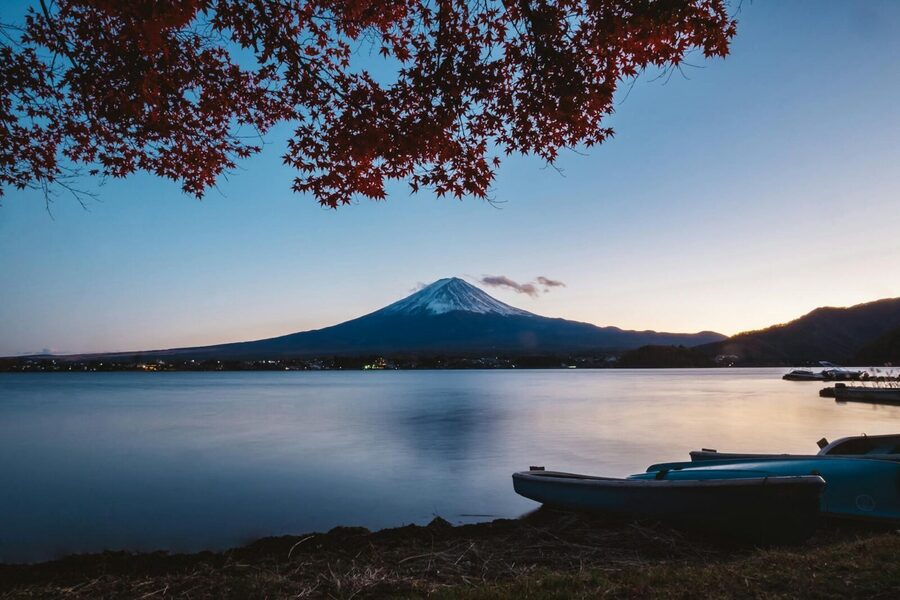 Tokyo: Mt. Fuji & Lake Kawaguchi Private Tour with Transfer - Saiko Iyashi-no-Sato Nenba and Fujiyoshida