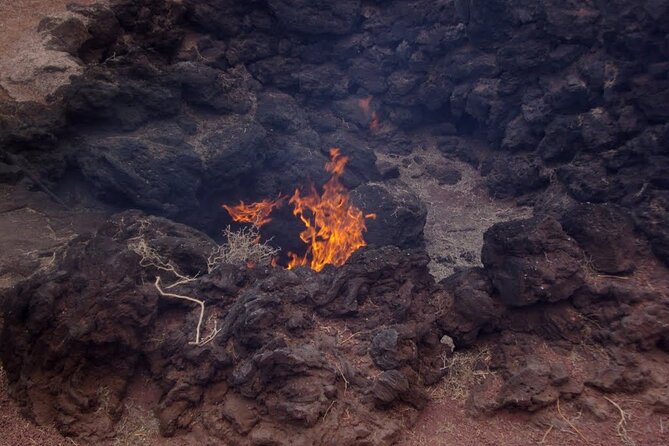 Tour to Timanfaya, La Geria and La Laguna Verde - El Lago Verde and the black coast