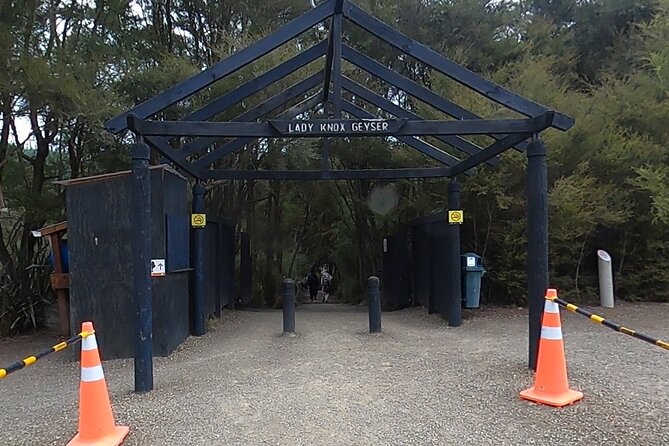 TRIPLE DEAL Wai-O-Tapu, Redwood Forest & Blue Springs Ex Auckland - Blue Spring brings the clearest water of the day