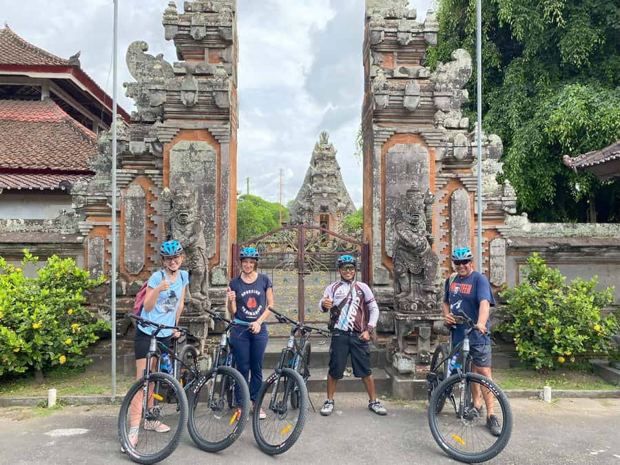 Ubud: Downhill Bike Tour with Rice Fields, Volcano and Meal - A local school and a look inside family life