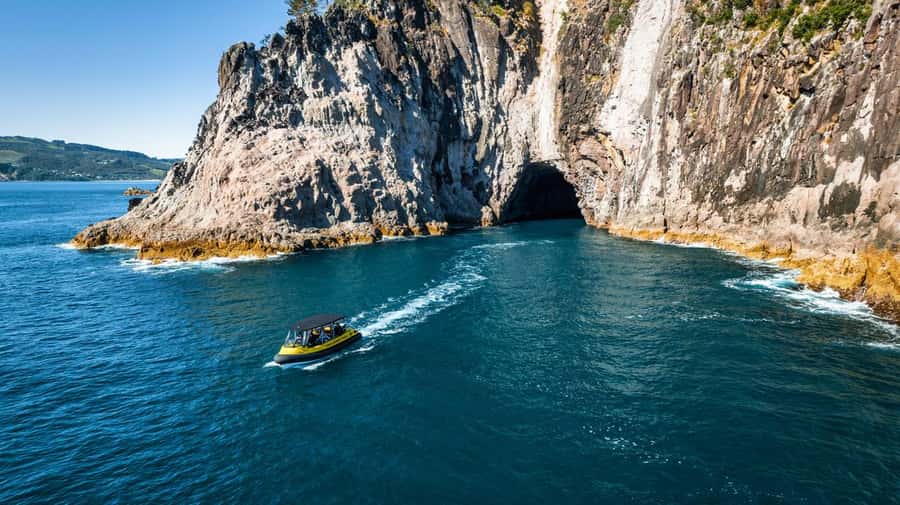 Whitianga: 2-Hour Cathedral Cove and Volcanic Coast Cruise - The 12-kilometer route along Mercury Bay