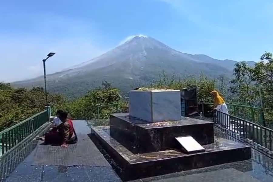 Yogyakarta Volcano: Mount Merapi on Hilltop (Lava View) - Coffee, tea, snacks, and simple mountain comforts